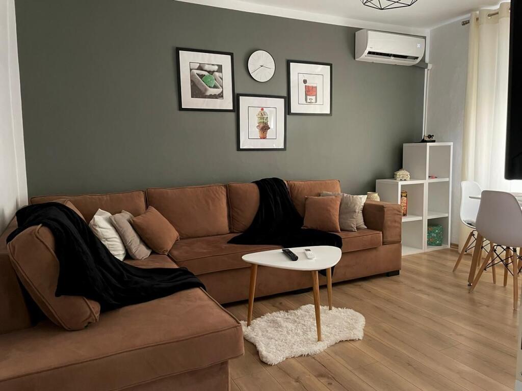 Jepet me qira apartament 1+1, Qender, Rruga e Barrikadave.