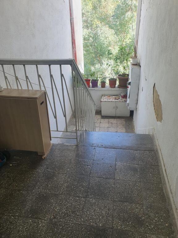 2+1, existing furnished apartment, on Durres road price 350 thousand lek