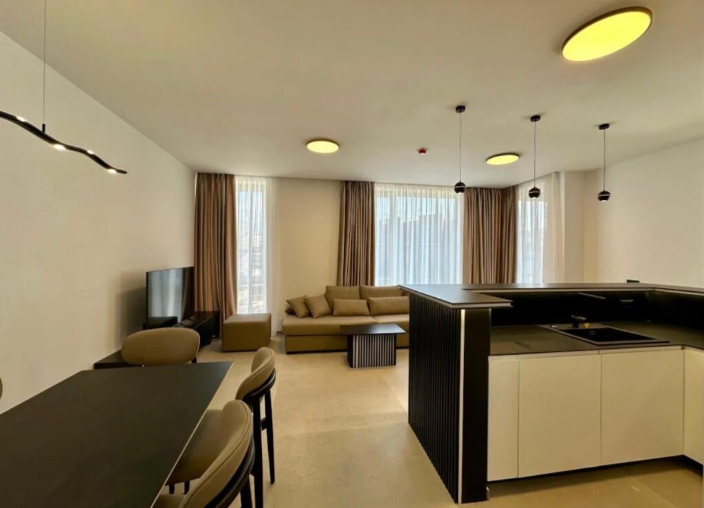 📣 Jepet me qira Apartament 2+1+2 – Residenca Forest (Liqeni i Thatë)  • Kati 2 • Totalisht i mobiluar, investim i ri • Sallon + kuzhinë moderne • 2 dhoma gjumi • 2 tualete • Ballkon • Post parkimi i përfshirë  💶 1300€ / muaj 📍 Tek Liqeni i Thatë –  