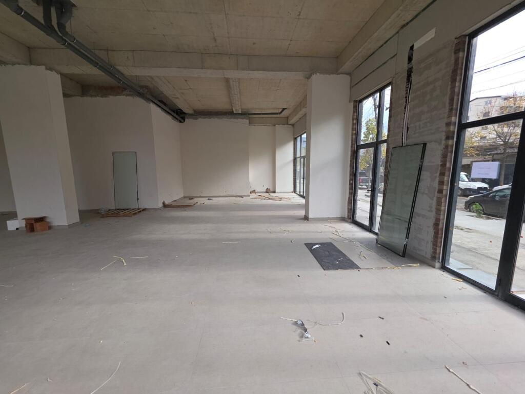 5 Maji Jepet Ambjent Me Qera Per Banka