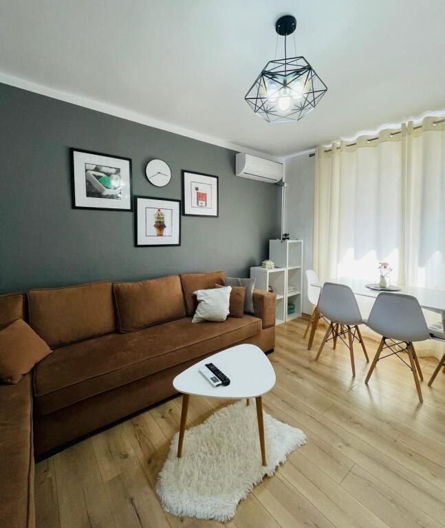 Jepet me qira apartament 1+1, Qender, Rruga e Barrikadave.