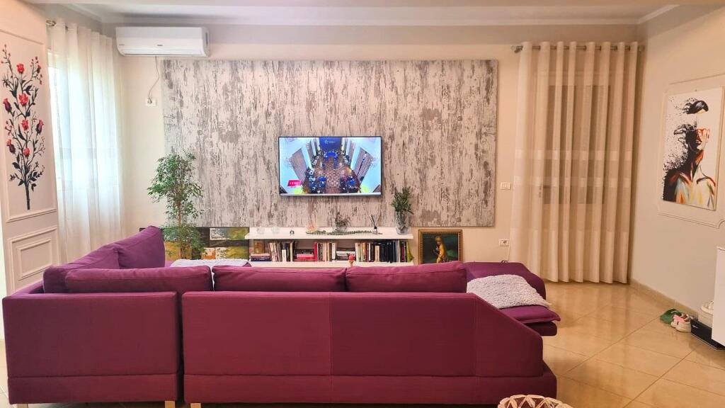 Apartament i bollshëm me një dhomë gjumi dhe tarracë në zonën e BULEVARDIT