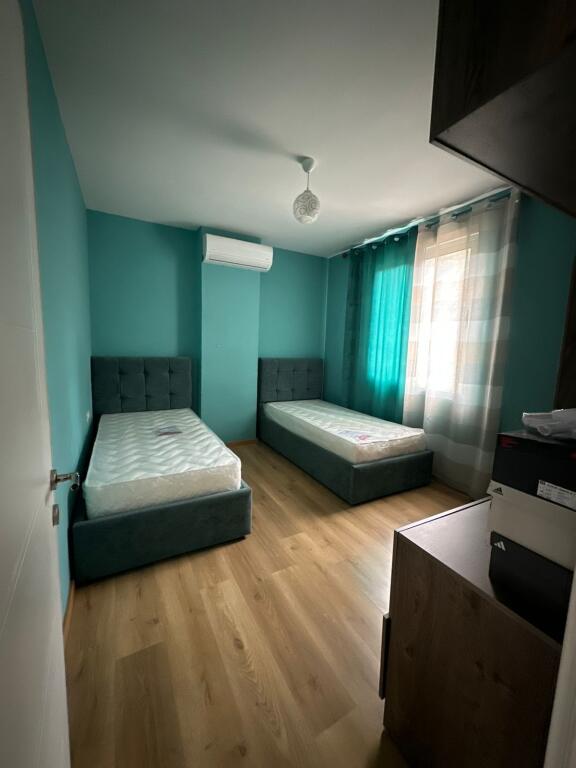 Jepet me qera apartament 3+1+ Parkim tek Xhamia e Selites