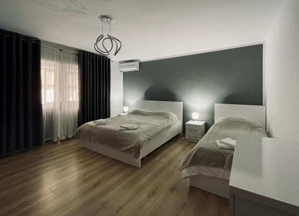 Jepet me qira apartament 1+1, Qender, Rruga e Barrikadave.