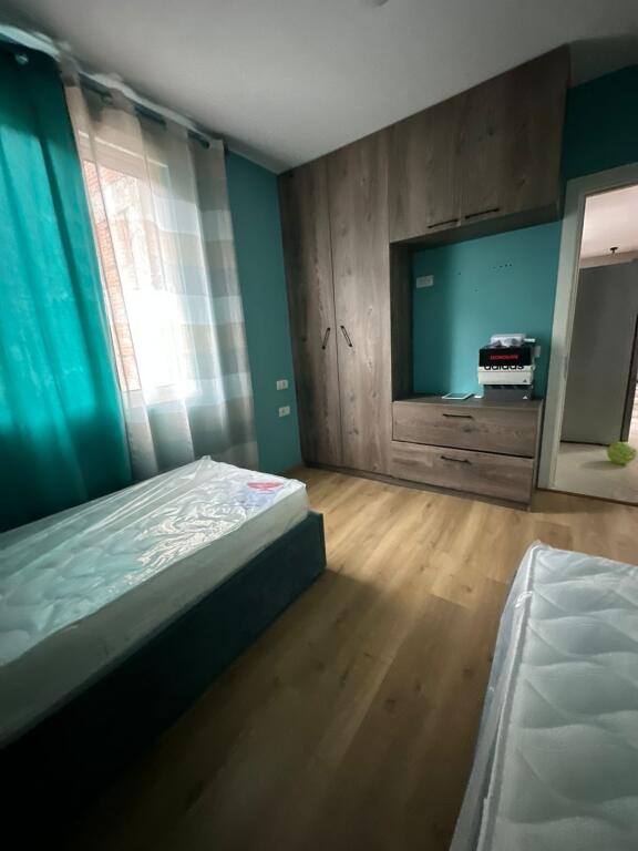 Jepet me qera apartament 3+1+ Parkim tek Xhamia e Selites