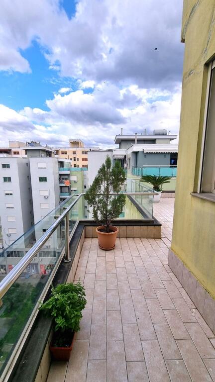 Apartament i bollshëm me një dhomë gjumi dhe tarracë në zonën e BULEVARDIT