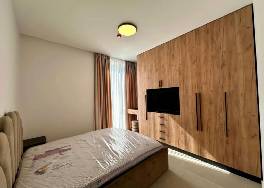 📣 Jepet me qira Apartament 2+1+2 – Residenca Forest (Liqeni i Thatë)  • Kati 2 • Totalisht i mobiluar, investim i ri • Sallon + kuzhinë moderne • 2 dhoma gjumi • 2 tualete • Ballkon • Post parkimi i përfshirë  💶 1300€ / muaj 📍 Tek Liqeni i Thatë –  
