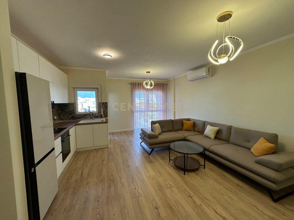 Apartament modern 2+1 me qera, pranë Shkollës së Kuqe.