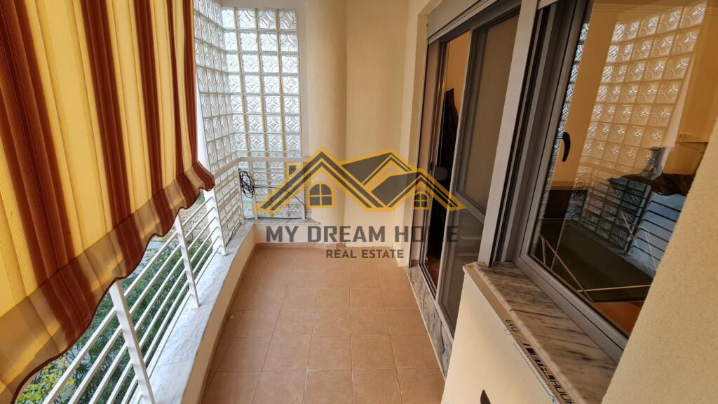 Toke për Shitje – Shkallnur, Durrës  Shitet tokë are me vendndodhje shumë të mirë në zonën e Shkallnurit, vetëm pak minuta larg nga qyteti i Durrësit.  Toka ka akses direkt në rrugë, çka e bën të përshtatshme për banim ose investim.  Infrastruktura është e kompletuar – uji dhe energjia elektrike janë të sjella deri tek kufiri i pronës, duke e kthyer këtë pronë në një mundësi ideale për ndërtimin e një vile private. Toka eshte e mbjellur me peme frutore edhe ullinje  Disponon çdo dokumentacion hipotekor.  Sipërfaqe totale: 1283 m² Çmimi: 128,300€  Për më shumë informacion ose për një vizitë në terren, mos hezitoni të na kontaktoni!