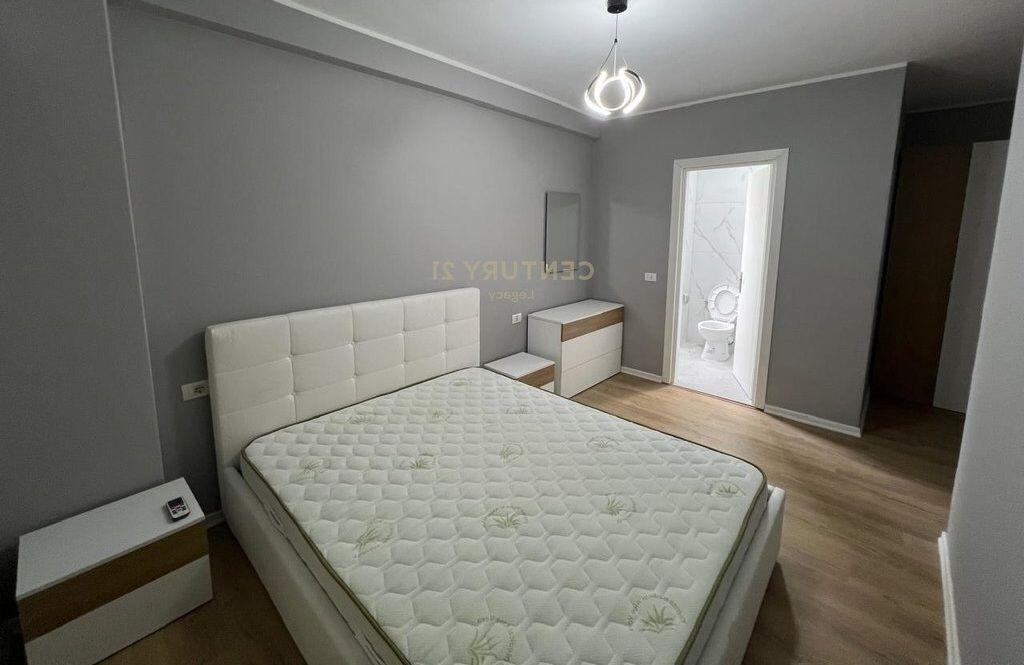 Jepet apartament 2+1+2+ post parkimi tek pallatet e Tom Doshit Shkoze.