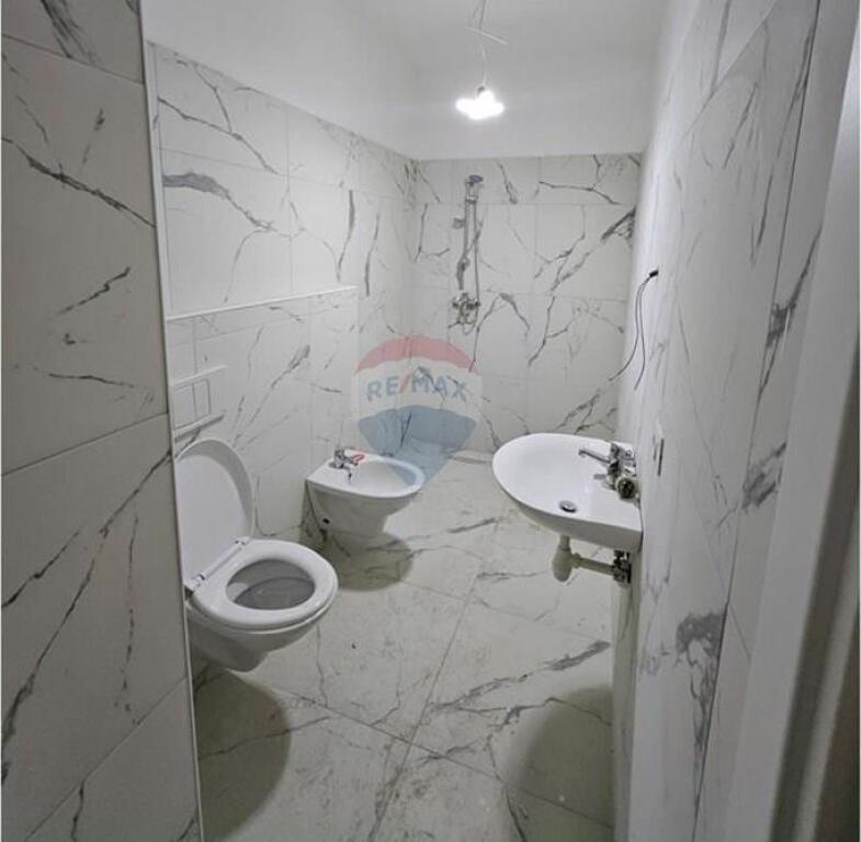 Shitet Garsoniere tek Shkolla e Baletit !