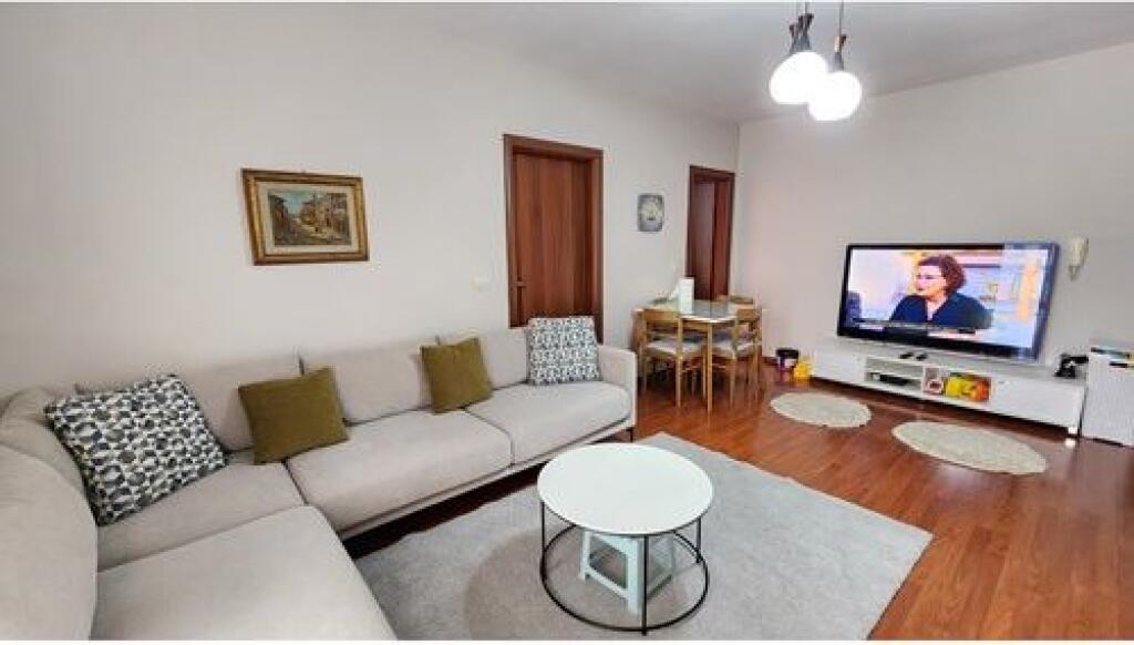 Jepet me qira apartament 1+1 në Rrugën e Barikadave