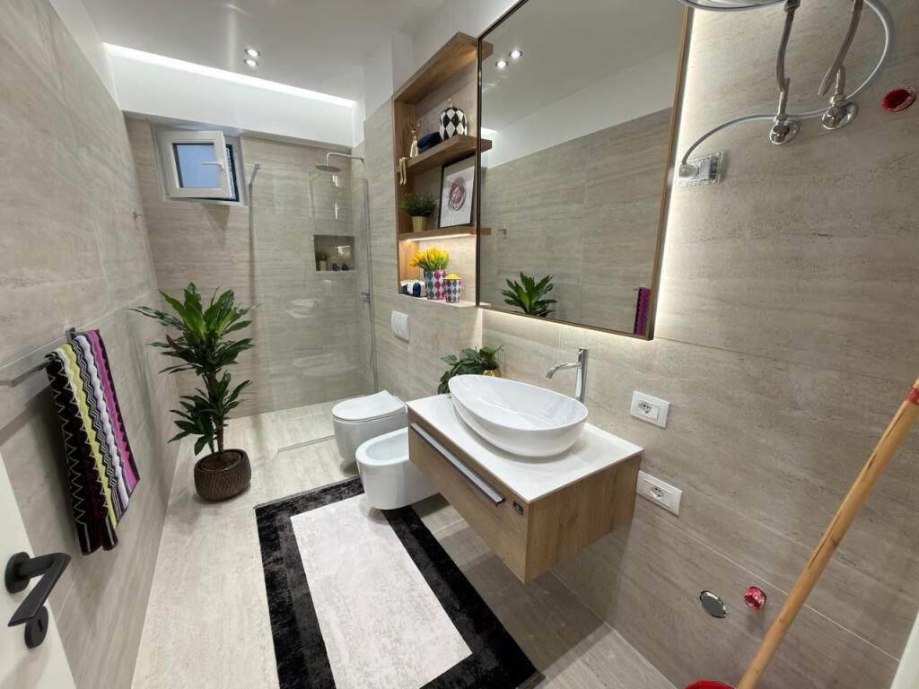 Shitet Apartament 2+1 Tek 21 dhjetori