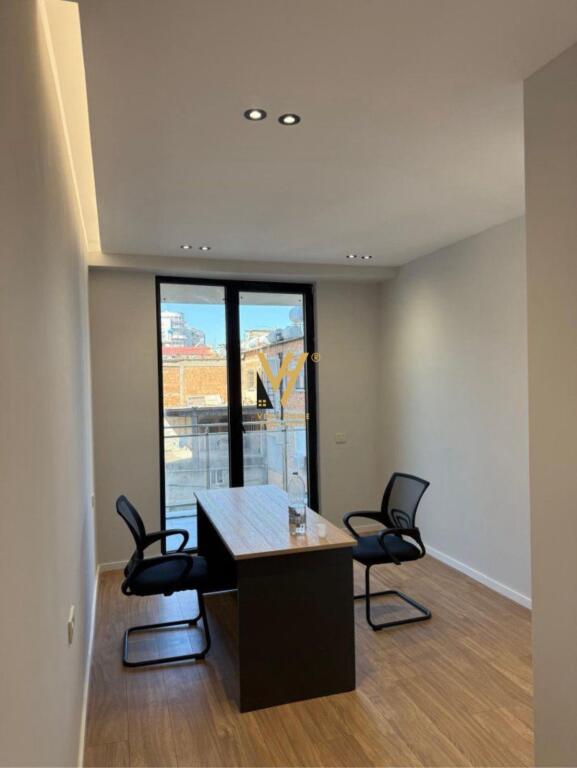 JEPET ZYRE 70 M2 ME QERA TE MINE PEZA 700 EURO