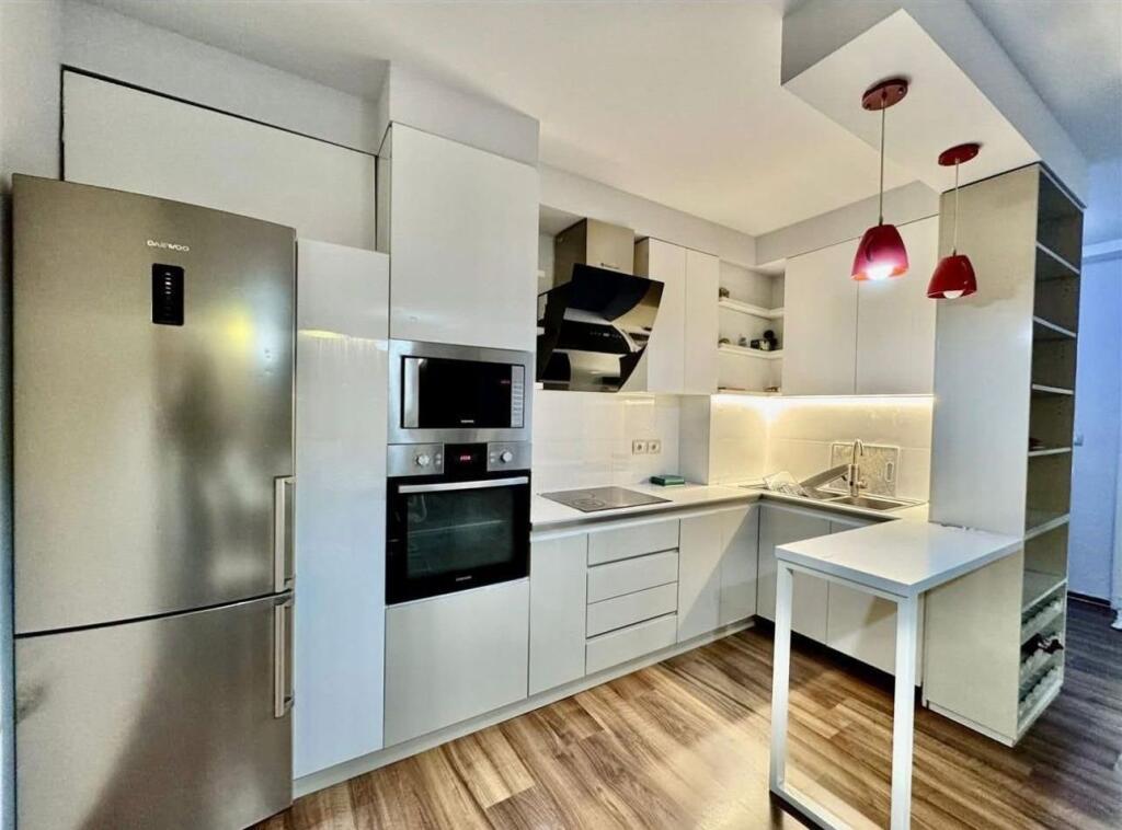 super apartament me qira tek komuna e Parisit