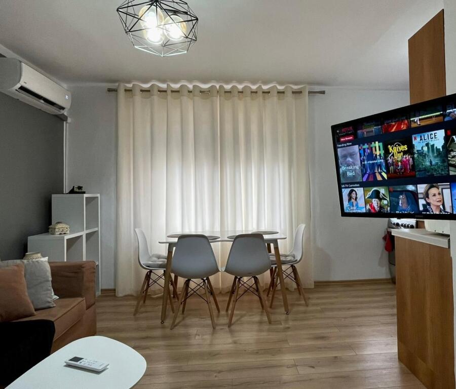 Jepet me qira apartament 1+1, Qender, Rruga e Barrikadave.