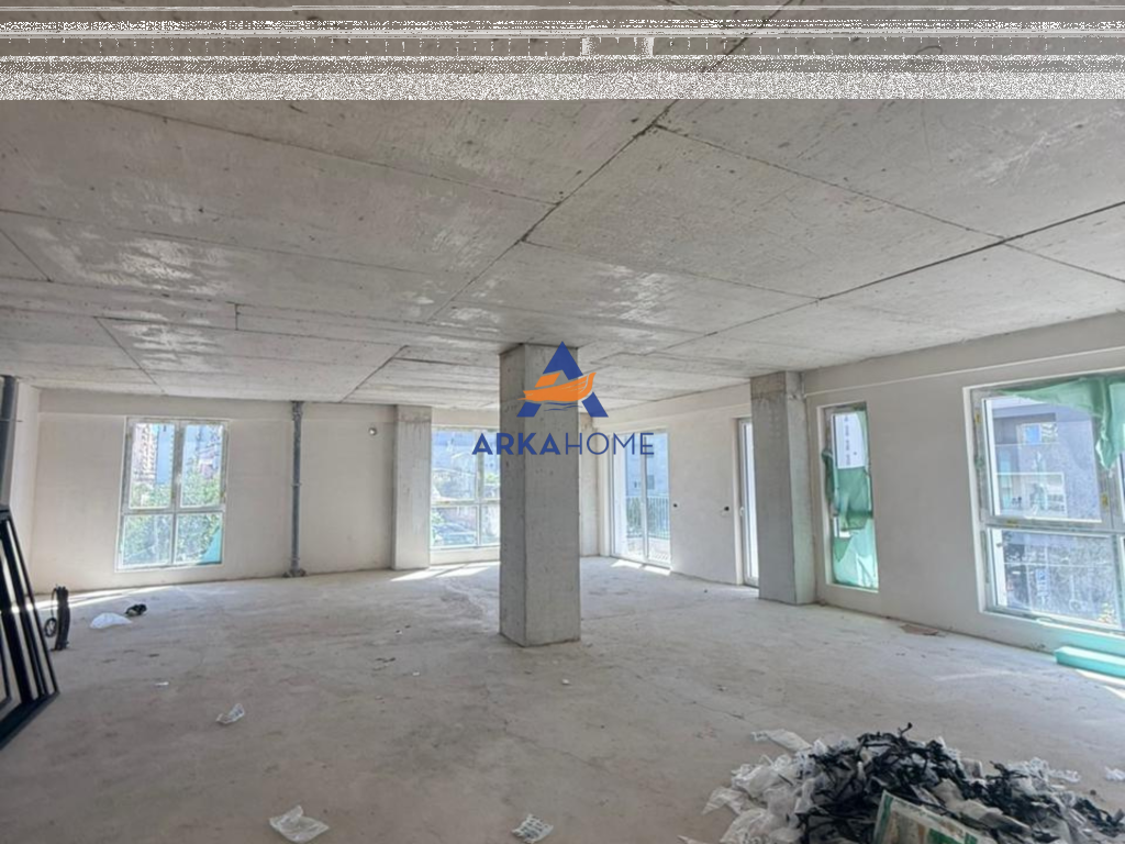 LOCALE COMMERCIALE IN AFFITTO 400M2 "VASIL SHANTO, VICINO ALLA PIAZZA" 10.000 EURO