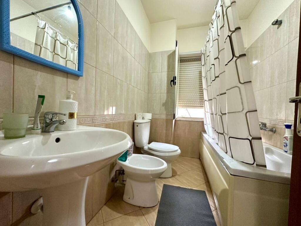 📍 Appartamento 2+1 in affitto 📌 Lago Secco, via Eduart Mano  🏠 Completamente arredato con tutti i comfort 🚗 Include un posto auto 🏢 2° piano 💶 Prezzo: 650 € / mese