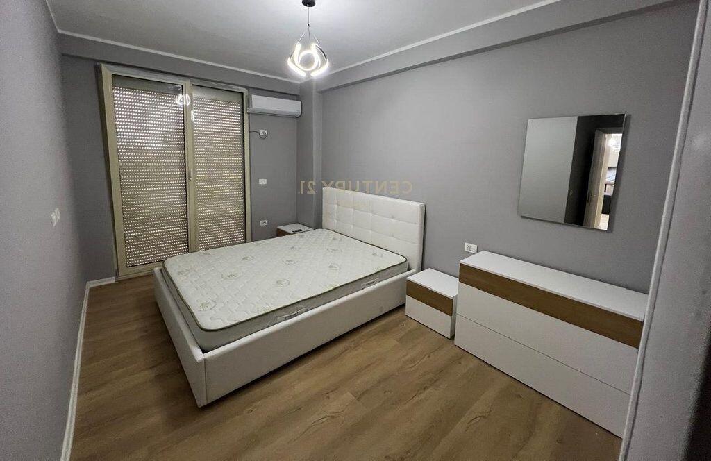 Jepet apartament 2+1+2+ post parkimi tek pallatet e Tom Doshit Shkoze.