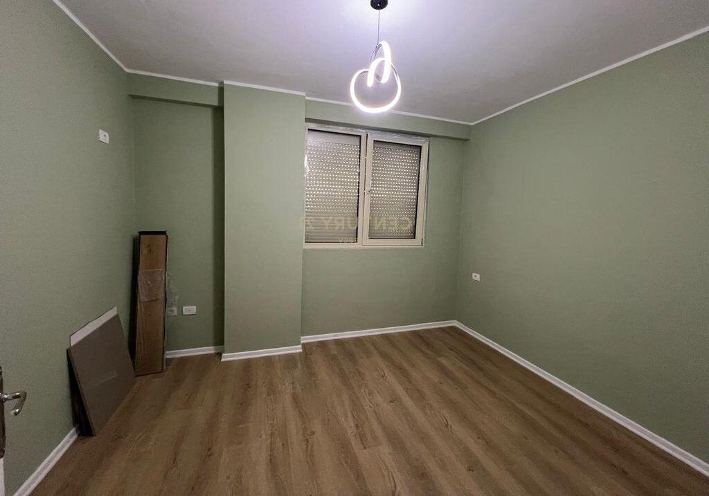 Jepet apartament 2+1+2+ post parkimi tek pallatet e Tom Doshit Shkoze.