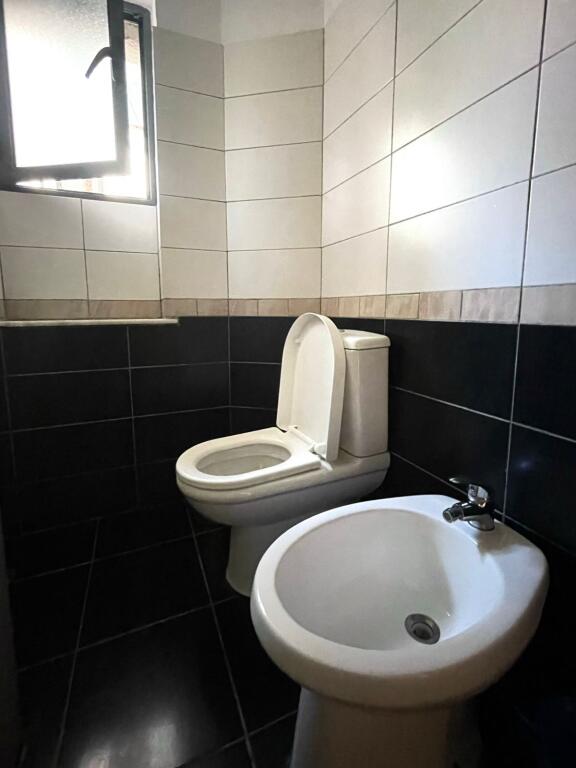 Jepet me qira apartament 1+1, Qender, Rruga e Barrikadave.