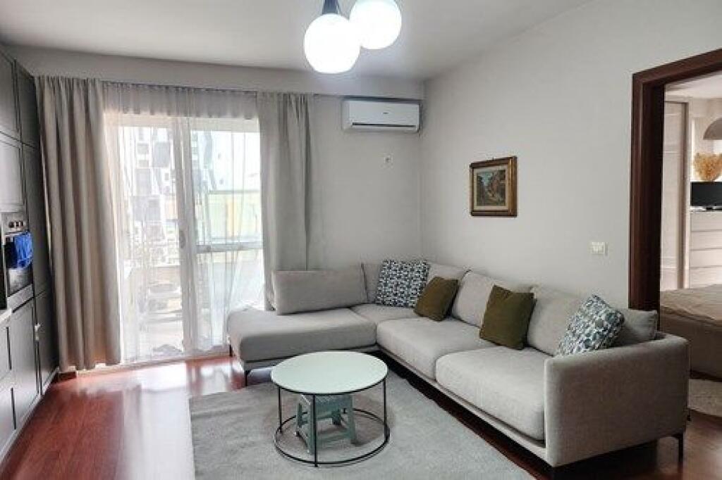 Jepet me qira apartament 1+1 në Rrugën e Barikadave