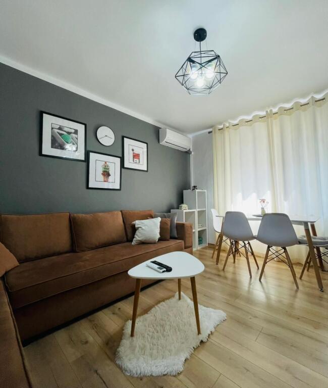 Jepet me qira apartament 1+1, Qender, Rruga e Barrikadave.