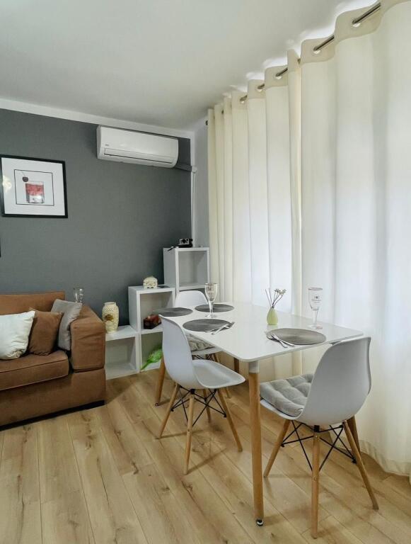 Jepet me qira apartament 1+1, Qender, Rruga e Barrikadave.