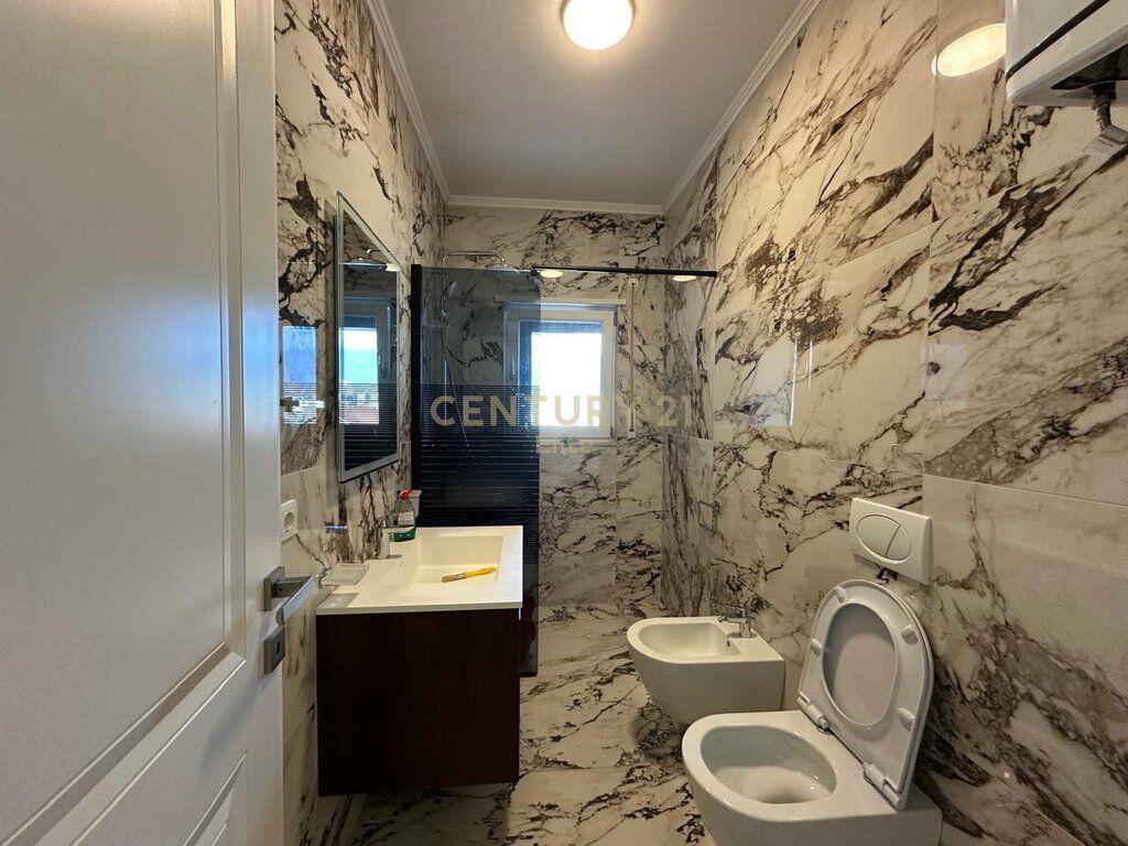 Apartament modern 2+1 me qera, pranë Shkollës së Kuqe.