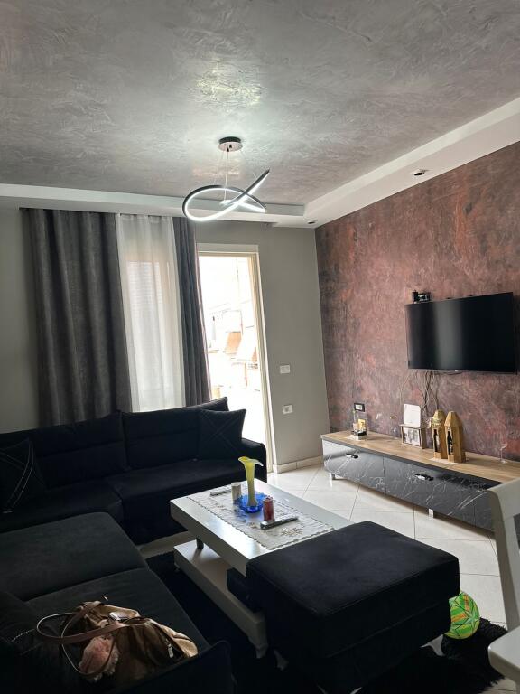 Jepet me qera apartament 3+1+ Parkim tek Xhamia e Selites