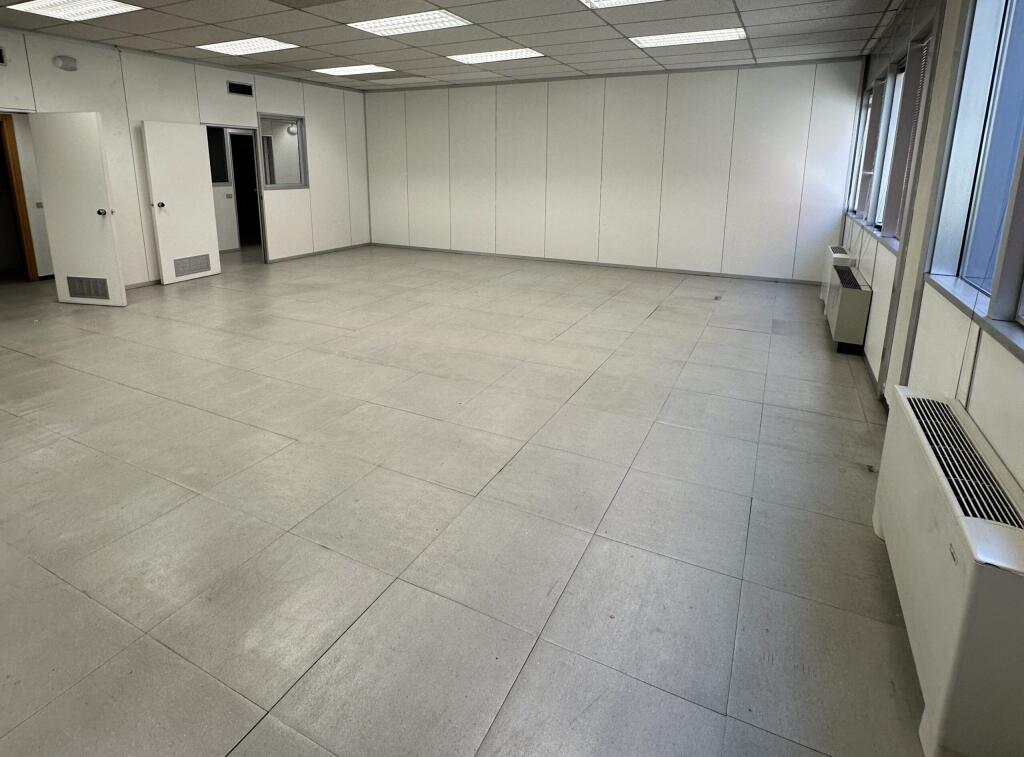 Ufficio in Affitto in Via Durazzo (ID BZ2744) Tirana