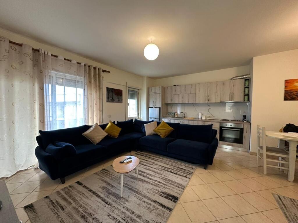 📍 Appartamento 2+1 in affitto 📌 Lago Secco, via Eduart Mano  🏠 Completamente arredato con tutti i comfort 🚗 Include un posto auto 🏢 2° piano 💶 Prezzo: 650 € / mese