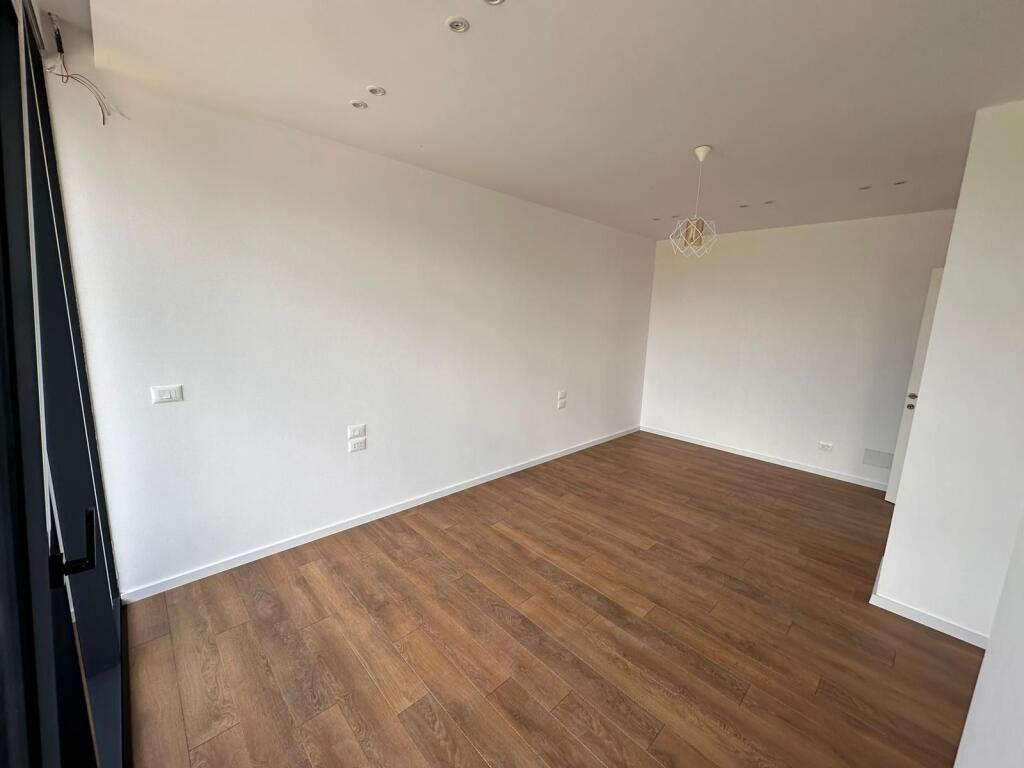 🏢 Jepet me qira apartament 2+1 + post parkimi 📍 Rruga e Kosovarëve, Lake View Residence