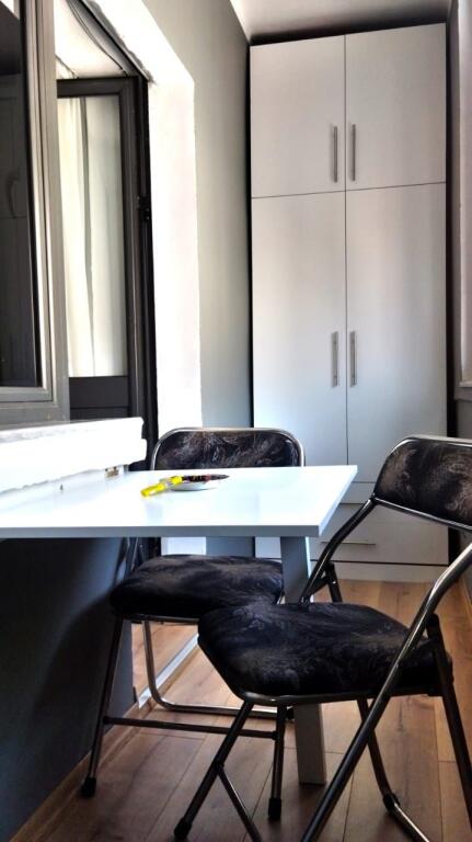 Jepet me qira apartament 1+1, Qender, Rruga e Barrikadave.