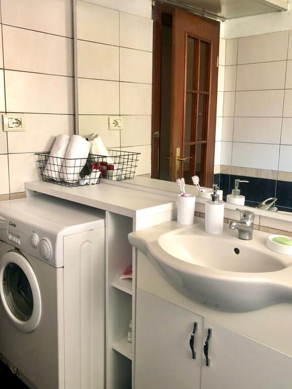 Jepet me qira apartament 1+1, Qender, Rruga e Barrikadave.