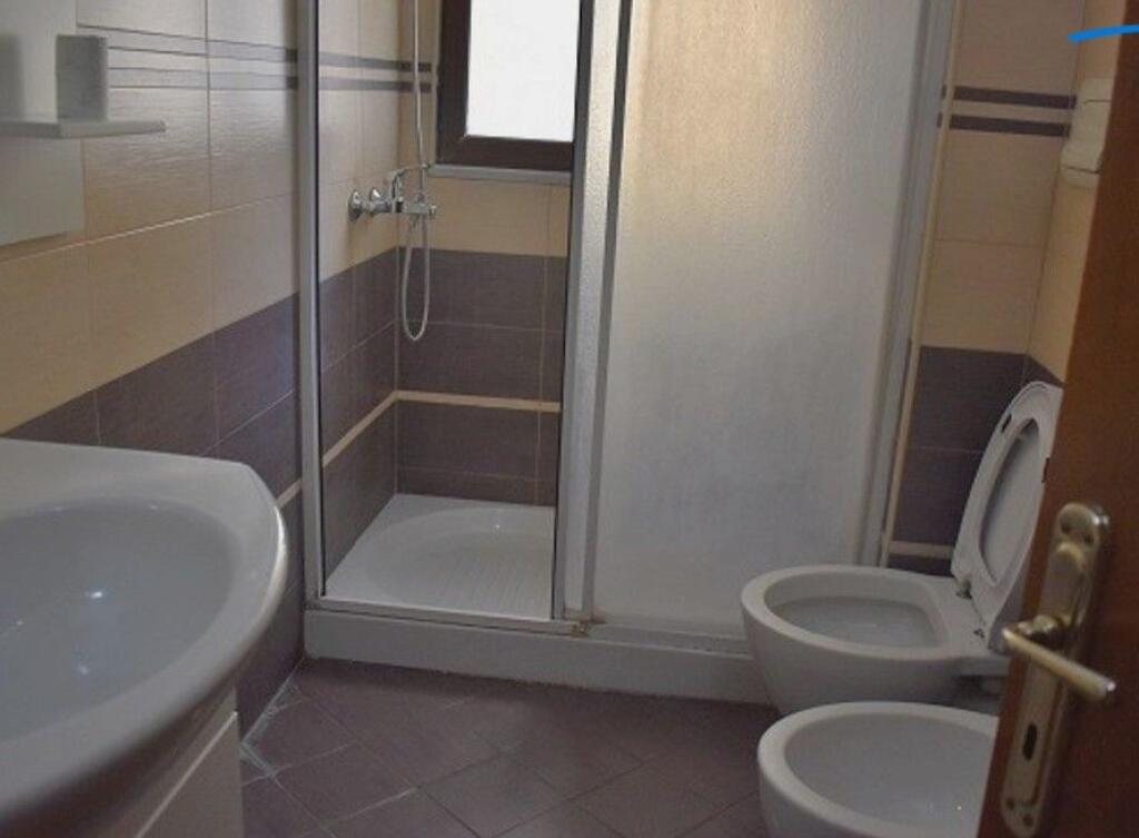 Jepet me qera Apartament 3+1, Rruga “5 Maji”, pranë Zgarës 5 Maji.