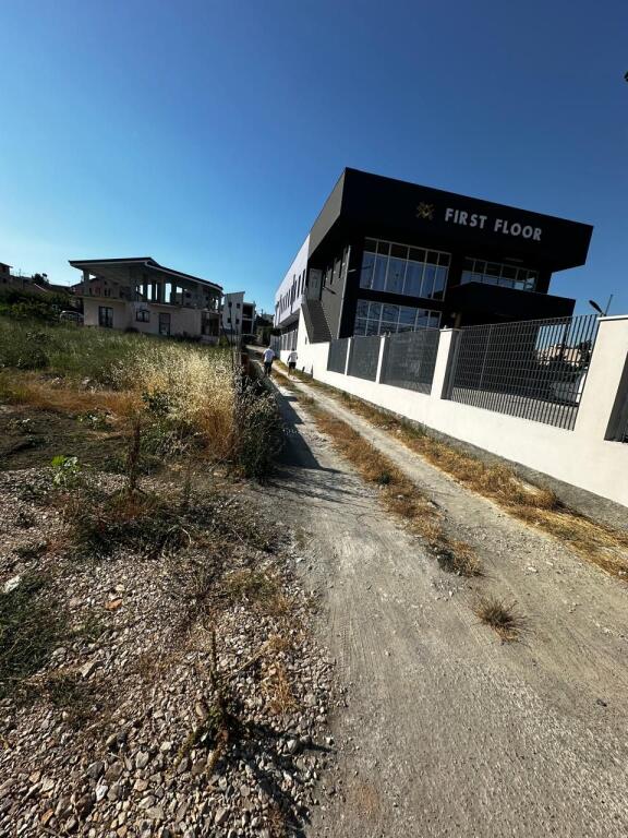 SHITEN 2 SHTEPI PRIVATE NJERA E PERFUNDUAR DHE TJETRRA NE PERFUNDIM E SIPER  RRESHBULL