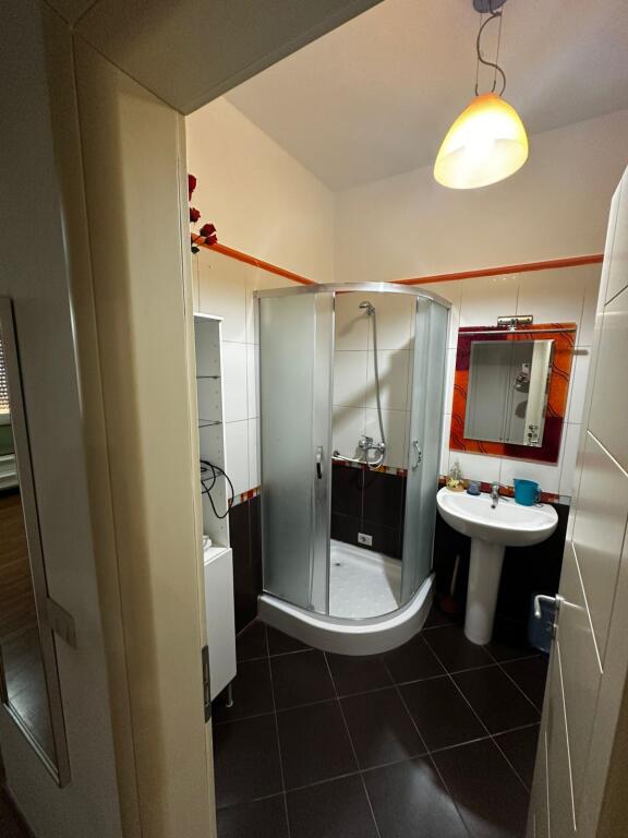 Jepet me qira apartament — për banim Prane muzeumit, Qender, Durrës