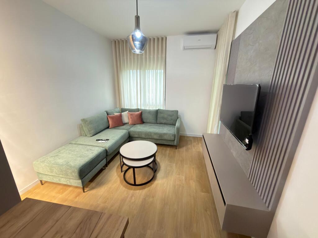 📣 AFFITTO 1+1, 5 Maji – Tirana 🏢 6° piano, con 2 ascensori ✨ Palazzo nuovo e ben mantenuto 💶 500 € / mese  