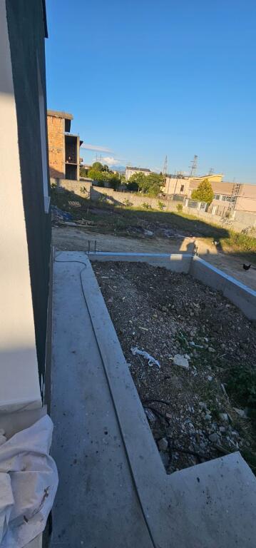 SHITEN 2 SHTEPI PRIVATE NJERA E PERFUNDUAR DHE TJETRRA NE PERFUNDIM E SIPER  RRESHBULL