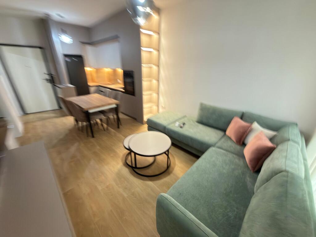 📣 AFFITTO 1+1, 5 Maji – Tirana 🏢 6° piano, con 2 ascensori ✨ Palazzo nuovo e ben mantenuto 💶 500 € / mese  