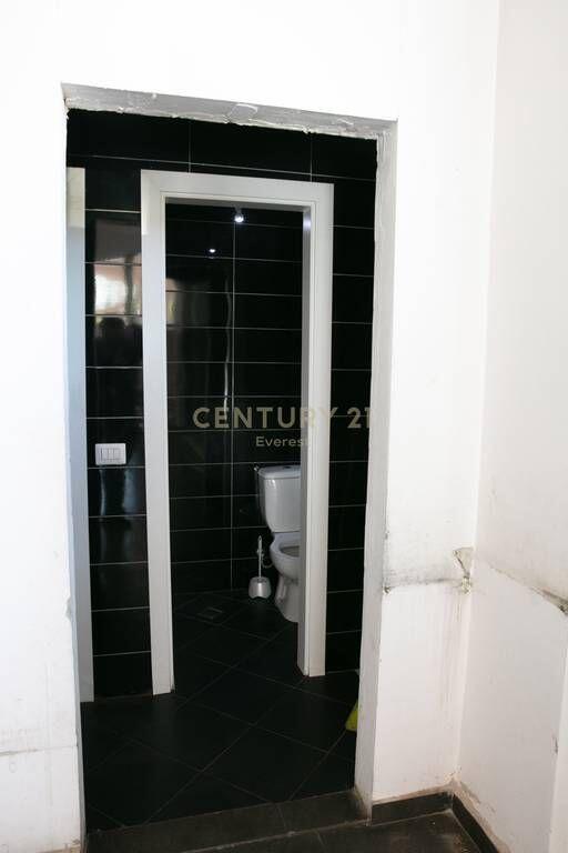 OXHAKU, SHESIM KOMERCIAL 275,000 €