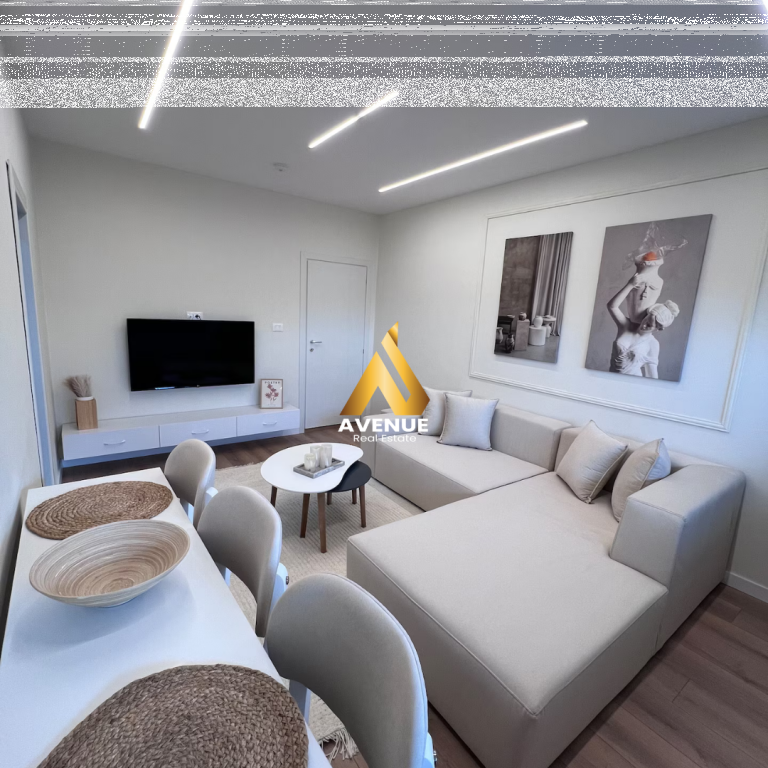 Jepet me qira apartament luksoz 1+1 – Myslym Shyri, Tiranë  💶 Qiraja: 650 € / muaj  Mundësi diskutimi në varësi të kushteve  Në një nga zonat më të kërkuara të Tiranës, në Myslym Shyr – vetëm pak hapa larg bankës BKT dhe të gjitha faciliteteve kryesore – ofrohet me qira një apartament 1+1 i arreduar në mënyrë moderne dhe tejet elegante.  📐 Tipologjia: 1+1  Pallat ekzistues, i qetë dhe i mirëadministruar  Kati: 5 i banimit, pallat egzistues  Totalisht i mobiluar me arredim luksoz  Ambient i ngrohtë, me organizim perfekt dhe dritë natyrale  Ky ambient është konceptuar dhe realizuar nga arkitekt profesionist, ku çdo element i brendshëm është menduar me kujdes, duke kombinuar estetikën me funksionalitetin. Çdo detaj – nga ndriçimi, mobilimi, deri tek materialet e përdorura – është zgjedhur për t’i ofruar banorit komoditet maksimal dhe ndjesi luksi.  Ky apartament është ideal për ata që kërkojnë një hapësirë moderne, të rehatshme dhe në një nga destinacionet më të preferuara të qytetit.  📞 Kontakti: 