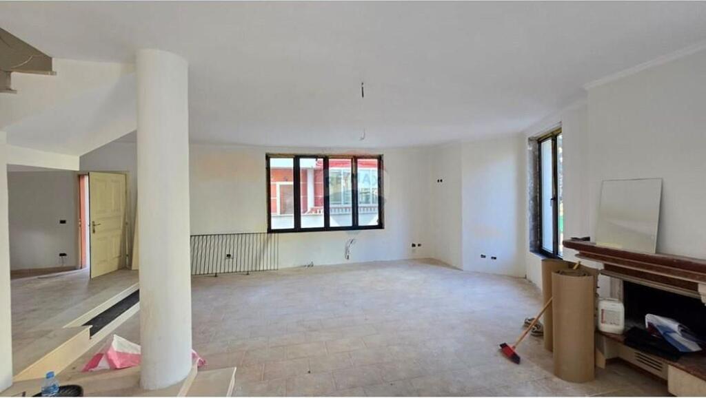 Vilë 3-katëshe me qira pranë Kompleksit Olimpik, Tiranë