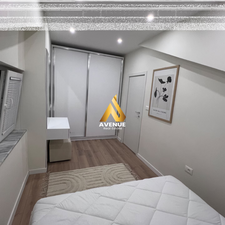Jepet me qira apartament luksoz 1+1 – Myslym Shyri, Tiranë  💶 Qiraja: 650 € / muaj  Mundësi diskutimi në varësi të kushteve  Në një nga zonat më të kërkuara të Tiranës, në Myslym Shyr – vetëm pak hapa larg bankës BKT dhe të gjitha faciliteteve kryesore – ofrohet me qira një apartament 1+1 i arreduar në mënyrë moderne dhe tejet elegante.  📐 Tipologjia: 1+1  Pallat ekzistues, i qetë dhe i mirëadministruar  Kati: 5 i banimit, pallat egzistues  Totalisht i mobiluar me arredim luksoz  Ambient i ngrohtë, me organizim perfekt dhe dritë natyrale  Ky ambient është konceptuar dhe realizuar nga arkitekt profesionist, ku çdo element i brendshëm është menduar me kujdes, duke kombinuar estetikën me funksionalitetin. Çdo detaj – nga ndriçimi, mobilimi, deri tek materialet e përdorura – është zgjedhur për t’i ofruar banorit komoditet maksimal dhe ndjesi luksi.  Ky apartament është ideal për ata që kërkojnë një hapësirë moderne, të rehatshme dhe në një nga destinacionet më të preferuara të qytetit.  📞 Kontakti: 