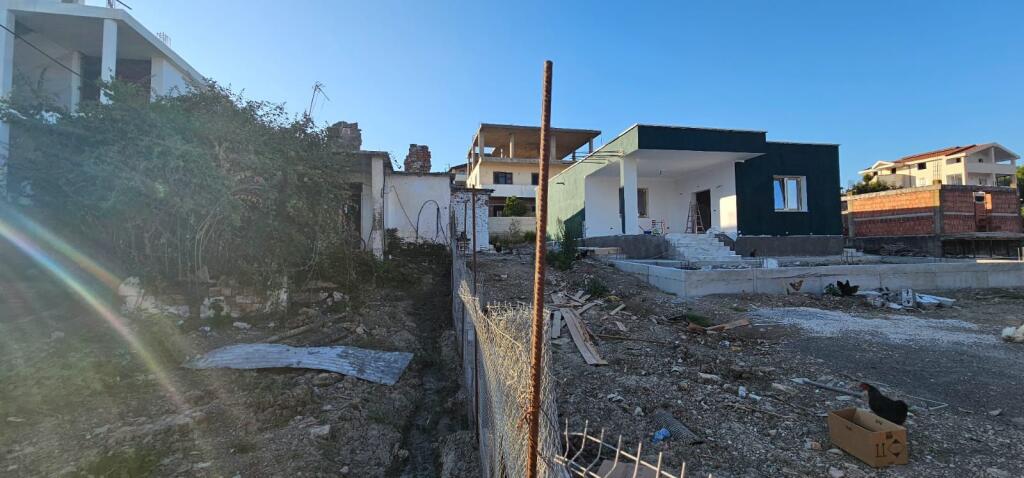 SHITEN 2 SHTEPI PRIVATE NJERA E PERFUNDUAR DHE TJETRRA NE PERFUNDIM E SIPER  RRESHBULL