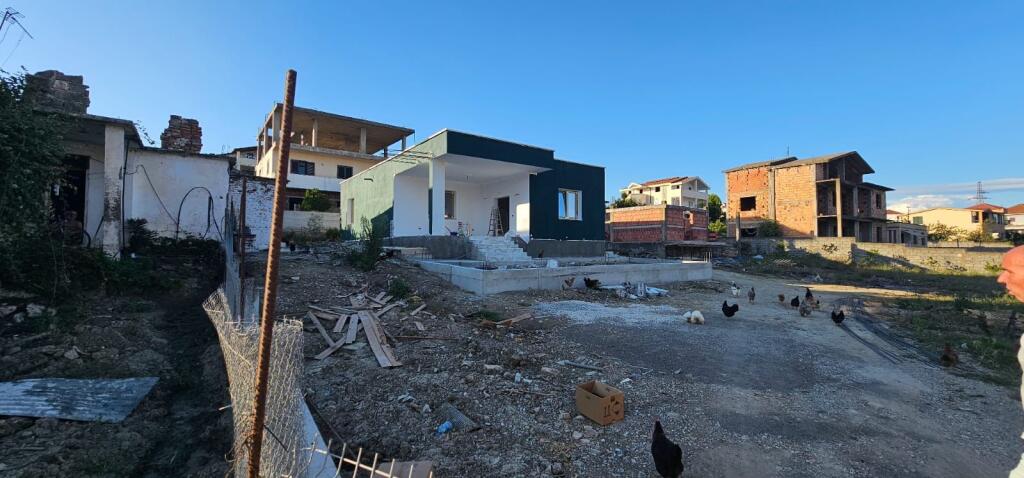 SHITEN 2 SHTEPI PRIVATE NJERA E PERFUNDUAR DHE TJETRRA NE PERFUNDIM E SIPER  RRESHBULL