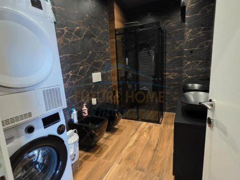 Shitet, Apartament 2+1+Verandë+Garderobë, Ish Tregu Elektrik, Tiranë.