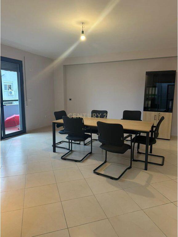 VENDIAMO APPARTAMENTO 3+1+2+ POSTO AUTO INCLUSO VICINO ALLO STADIO DINAMO! 350.000 €