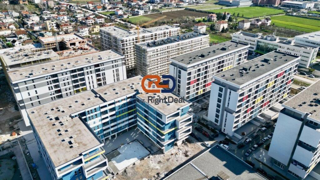 Tek Kompleksi Univers City ,Shitet Njesi Biznesi Me Cmim Okazion !!